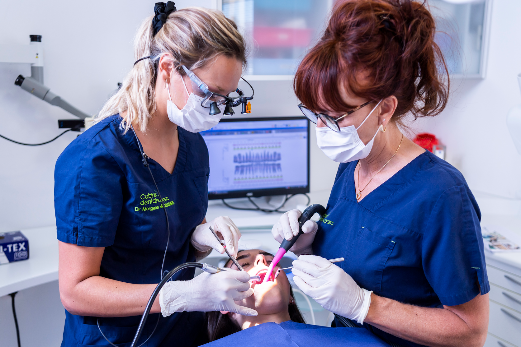 Photo de deux dentistes faisant une consultation
