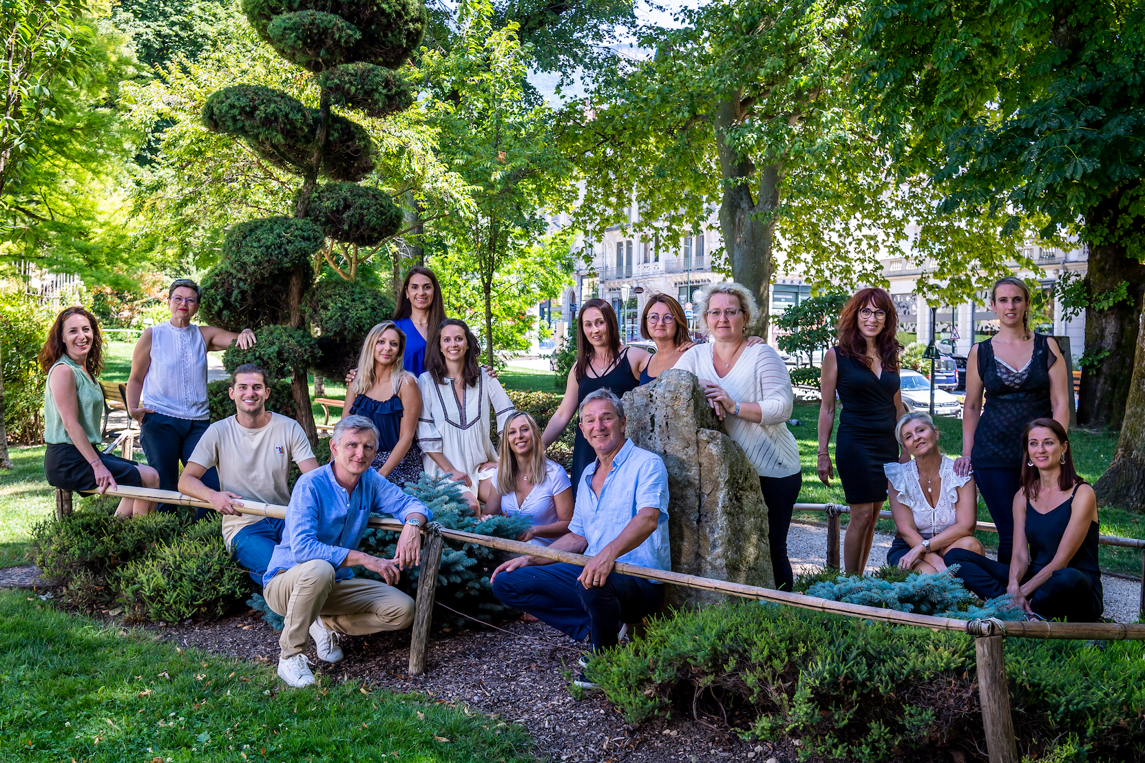 Photo d'équipe des praticiens et collaborateurs-trices dans le jardin japonais de Aix-les-Bains